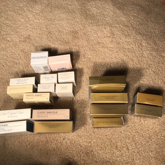 Lot of 38 Avon necklaces.  All in original box. - Picture 7 of 10